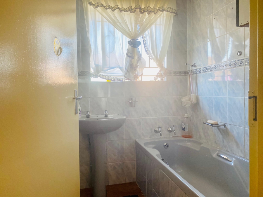 3 Bedroom Property for Sale in Geelhoutpark North West